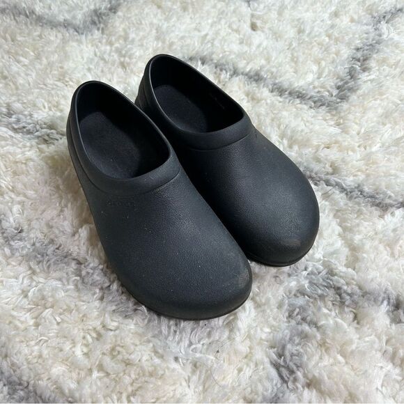 CROCS Black Textured Clogs - Picture 1 of 6